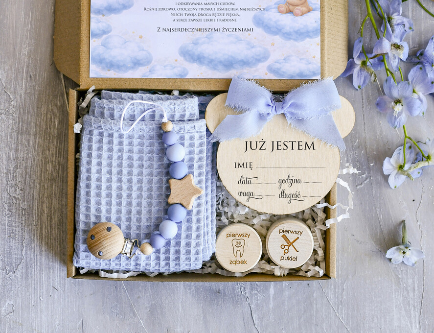 prezent dla Malucha - Wyprawka małe boxy prezentowe dla malucha prezent dla malucha pudełko na ząbek włosy, pieluszka 25x25 cm , metryczka, zawieszka na smczek 1