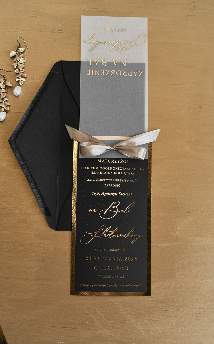 zaproszenia na studniówkę podłużne eleganckie eleganckie złocone zaproszenia na studniówkę z kalką, podłużne zaproszenie na bal maturalny z kokardką zaproszenie studniówkowe4