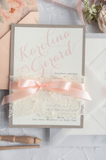 Zaproszenia ślubne Natura eleganckie zaproszenia na ślub koronka i kokardka motywy kwiatowe w kopercie15