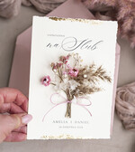 Zaproszenia ślubne Natura złocone Zaproszenia ślubne boho z suszonym bukiecikiem, nietypowe różowe zaproszenia na ślub z suszkami i sznurkiem, rustykalne złocone zaproszenia z różową kopertą2