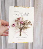 Zaproszenia ślubne Natura złocone Zaproszenia ślubne boho z suszonym bukiecikiem, nietypowe różowe zaproszenia na ślub z suszkami i sznurkiem, rustykalne złocone zaproszenia z różową kopertą11