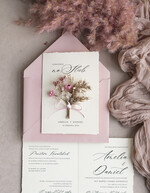 Zaproszenia ślubne Natura złocone Zaproszenia ślubne boho z suszonym bukiecikiem, nietypowe różowe zaproszenia na ślub z suszkami i sznurkiem, rustykalne złocone zaproszenia z różową kopertą15