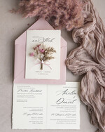 Zaproszenia ślubne Natura złocone Zaproszenia ślubne boho z suszonym bukiecikiem, nietypowe różowe zaproszenia na ślub z suszkami i sznurkiem, rustykalne złocone zaproszenia z różową kopertą16
