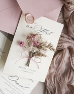 Zaproszenia ślubne Natura złocone Zaproszenia ślubne boho z suszonym bukiecikiem, nietypowe różowe zaproszenia na ślub z suszkami i sznurkiem, rustykalne złocone zaproszenia z różową kopertą17