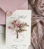 Zaproszenia ślubne Natura złocone Zaproszenia ślubne boho z suszonym bukiecikiem, nietypowe różowe zaproszenia na ślub z suszkami i sznurkiem, rustykalne złocone zaproszenia z różową kopertą18