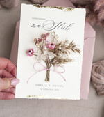 Zaproszenia ślubne Natura złocone Zaproszenia ślubne boho z suszonym bukiecikiem, nietypowe różowe zaproszenia na ślub z suszkami i sznurkiem, rustykalne złocone zaproszenia z różową kopertą4