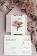 Zaproszenia ślubne Natura złocone Zaproszenia ślubne boho z suszonym bukiecikiem, nietypowe różowe zaproszenia na ślub z suszkami i sznurkiem, rustykalne złocone zaproszenia z różową kopertą7