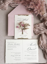 Zaproszenia ślubne Natura złocone Zaproszenia ślubne boho z suszonym bukiecikiem, nietypowe różowe zaproszenia na ślub z suszkami i sznurkiem, rustykalne złocone zaproszenia z różową kopertą8