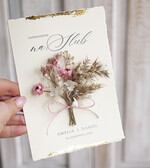 Zaproszenia ślubne Natura złocone Zaproszenia ślubne boho z suszonym bukiecikiem, nietypowe różowe zaproszenia na ślub z suszkami i sznurkiem, rustykalne złocone zaproszenia z różową kopertą9