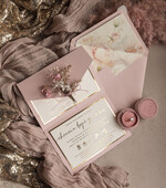 Zaproszenia ślubne Natura złocone Zaproszenia ślubne boho z suszonym bukiecikiem, kopertowe różowe zaproszenia na ślub z suszkami i sznurkiem, rustykalne złocone zaproszenia z różową kopertą0