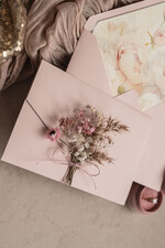 Zaproszenia ślubne Natura złocone Zaproszenia ślubne boho z suszonym bukiecikiem, kopertowe różowe zaproszenia na ślub z suszkami i sznurkiem, rustykalne złocone zaproszenia z różową kopertą11