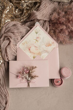 Zaproszenia ślubne Natura złocone Zaproszenia ślubne boho z suszonym bukiecikiem, kopertowe różowe zaproszenia na ślub z suszkami i sznurkiem, rustykalne złocone zaproszenia z różową kopertą1