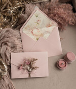 Zaproszenia ślubne Natura złocone Zaproszenia ślubne boho z suszonym bukiecikiem, kopertowe różowe zaproszenia na ślub z suszkami i sznurkiem, rustykalne złocone zaproszenia z różową kopertą12