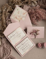 Zaproszenia ślubne Natura złocone Zaproszenia ślubne boho z suszonym bukiecikiem, kopertowe różowe zaproszenia na ślub z suszkami i sznurkiem, rustykalne złocone zaproszenia z różową kopertą15