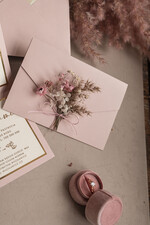 Zaproszenia ślubne Natura złocone Zaproszenia ślubne boho z suszonym bukiecikiem, kopertowe różowe zaproszenia na ślub z suszkami i sznurkiem, rustykalne złocone zaproszenia z różową kopertą18