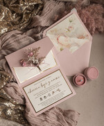 Zaproszenia ślubne Natura złocone Zaproszenia ślubne boho z suszonym bukiecikiem, kopertowe różowe zaproszenia na ślub z suszkami i sznurkiem, rustykalne złocone zaproszenia z różową kopertą4