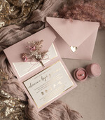 Zaproszenia ślubne Natura złocone Zaproszenia ślubne boho z suszonym bukiecikiem, kopertowe różowe zaproszenia na ślub z suszkami i sznurkiem, rustykalne złocone zaproszenia z różową kopertą5