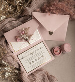 Zaproszenia ślubne Natura złocone Zaproszenia ślubne boho z suszonym bukiecikiem, kopertowe różowe zaproszenia na ślub z suszkami i sznurkiem, rustykalne złocone zaproszenia z różową kopertą6