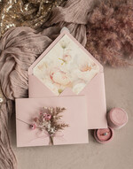 Zaproszenia ślubne Natura złocone Zaproszenia ślubne boho z suszonym bukiecikiem, kopertowe różowe zaproszenia na ślub z suszkami i sznurkiem, rustykalne złocone zaproszenia z różową kopertą10