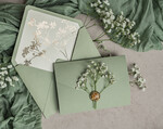 Zaproszenia ślubne Natura szałwiowe zaproszenia ślubne z gipsówką, składane zaproszenie na ślub i wesele, eleganckie zaproszenia ślubne ze szkiełkiem i płatkami złota, zaproszenia w kształcie koperty 4