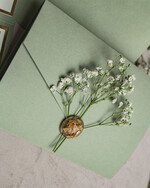 Zaproszenia ślubne Natura szałwiowe zaproszenia ślubne z gipsówką, składane zaproszenie na ślub i wesele, eleganckie zaproszenia ślubne ze szkiełkiem i płatkami złota, zaproszenia w kształcie koperty 5