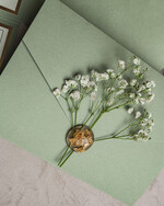 Zaproszenia ślubne Natura szałwiowe zaproszenia ślubne z gipsówką, składane zaproszenie na ślub i wesele, eleganckie zaproszenia ślubne ze szkiełkiem i płatkami złota, zaproszenia w kształcie koperty 10