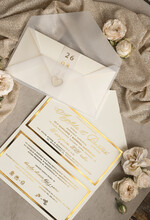 Zaproszenia ślubne Złote Glamour Eleganckie złote zaproszenia ślubne z lustrzanym monogramem, Kopertowe zaproszenie na ślub złocone, zaproszenia na ślub w stylu glamour, złote napisy na zaproszeniach ślubnych3