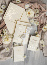 Zaproszenia ślubne Złote Glamour złote zaproszenia ślubne robione na zamówienie, zaproszenia ślubne w stylu glamour, nowoczesne złote zaproszenia ze wstążką, eleganckie zaproszenia ślubne ze złotymi napisami1