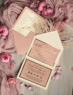 Zaproszenia ślubne Złote Glamour zaproszenia ślubne z piórami, strusie pióra na zaproszeniach ślubnych, nietypowe zaproszenie na ślub, złote zaproszenia na ślub i wesele5