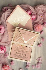 Zaproszenia ślubne Złote Glamour zaproszenia ślubne z piórami, strusie pióra na zaproszeniach ślubnych, nietypowe zaproszenie na ślub, złote zaproszenia na ślub i wesele2