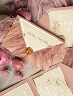 Zaproszenia ślubne Złote Glamour zaproszenia ślubne z piórami, strusie pióra na zaproszeniach ślubnych, nietypowe zaproszenie na ślub, złote zaproszenia na ślub i wesele8