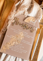 Winietki glamour beżowe eleganckie winietki ślubne, złote wizytówki dla gosci weselnych, winietki z pleksy malowane farbą w odcieniu beżu, winietki na stół weselny2