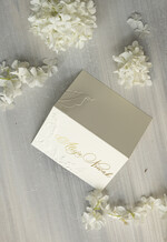 Winietki glamour tłoczone winietki ślubne, ślubne wizytówki na stoły weselne delikatne winietki na stół weselny, tłoczone kwiaty na winietkach ślubnych, złote litery na winietkach ślubnych 1