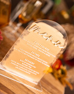 Menu glamour nowoczesna forma karty dań na weselu, akrylowe menu weselne, stojąca karta dań, menu weselne w stylu glamour, plan podawania posiłków, złote menu weselne 1