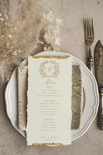 Menu glamour złota karta dań weselnych, menu weselne z dartymi brzegami i płatkami złota, karta podawania dań na weselu ze złotem 1