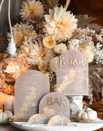 Menu glamour eleganckie menu weselne w beżowych kolorach, karta drinków z pleksy, weselne menu stołu szwedzkiego do postawienia na stole, złote menu na stół weselny, złota karta dań5
