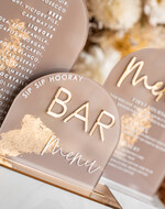 Menu glamour eleganckie menu weselne w beżowych kolorach, karta drinków z pleksy, weselne menu stołu szwedzkiego do postawienia na stole, złote menu na stół weselny, złota karta dań18
