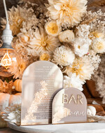 Menu glamour eleganckie menu weselne w beżowych kolorach, karta drinków z pleksy, weselne menu stołu szwedzkiego do postawienia na stole, złote menu na stół weselny, złota karta dań24