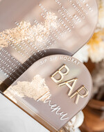 Menu glamour eleganckie menu weselne w beżowych kolorach, karta drinków z pleksy, weselne menu stołu szwedzkiego do postawienia na stole, złote menu na stół weselny, złota karta dań4