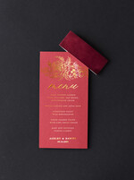 Menu glamour bordowe menu weselne, dekoracja stołu weselnego menu dopasowane do sali weselnej, elegancka karta dań, welurowe menu weselne, złote napisy na menu weselnym4
