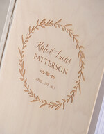 Księgi wpisów gości Drewniane  ksiega zyczen na wesele, drewniana z wygrawerowanymi imionami i datą2