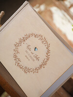 Księgi wpisów gości Drewniane  rustykalny wianuszek pamiątkowa księga na wpisy gości weselnych  drewniana okładka  grawerowane imiona i data 2