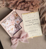 Zestawy Próbkowe próbki zaproszeń Próbka darte złocone zaproszenia ślubne z perełkami, różowe peonie zaproszenie na ślub z perełkam, rwane złocone zaproszenie na ślub cywilny perły i piwonie3