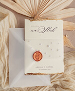 Zestawy Próbkowe próbki zaproszeń próbka złocone zaproszenia ślubne z perełkami kalkowa koperta, Serwis Próbkowy minimalistyczne zaproszenie na ślub z perełkami i kalką, kalkowa obwoluta z perłami złocone zaproszenie na ślub cywilny perły4