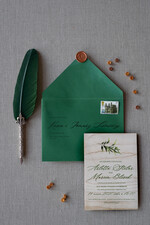 Zaproszenia ślubne Rustykalne i Natura rustykalne zaproszenia ślubne drewniane zaproszenie z eukaliptusem i koperta butelkowa zieleń2