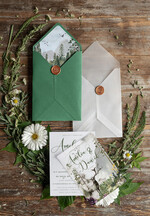 Zaproszenia ślubne Rustykalne i Natura Rustykalne zaproszenia ślubne zielone zaproszenie na ślub w lesie motyw jelonków koperta zielona lub kalka0