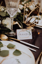 Winietki rustykalne Złote geometryczne winietki z dodatkiem eukaliptusa idealne wesele na świeżym powietrzu1