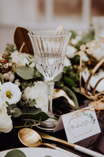 Winietki rustykalne Złote geometryczne winietki z dodatkiem eukaliptusa idealne wesele na świeżym powietrzu2