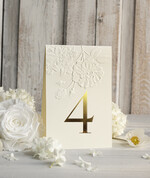 Numery na stół Glamour numerki na stół weselny z tłoczonymi kwiatami, eleganckie numerki na stoły weselne, tłoczone numerki na stół weselny, dekoracja stołów weselnych tłoczone kwiaty0