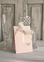 Numery na stół Glamour numerki na stół weselny, usadzenie gości numery na stół weselny, złote klasyczne i eleganckie numery na stoły weselne, wydzierane brzegi i złote litery, dekoracje stołu weselnego1